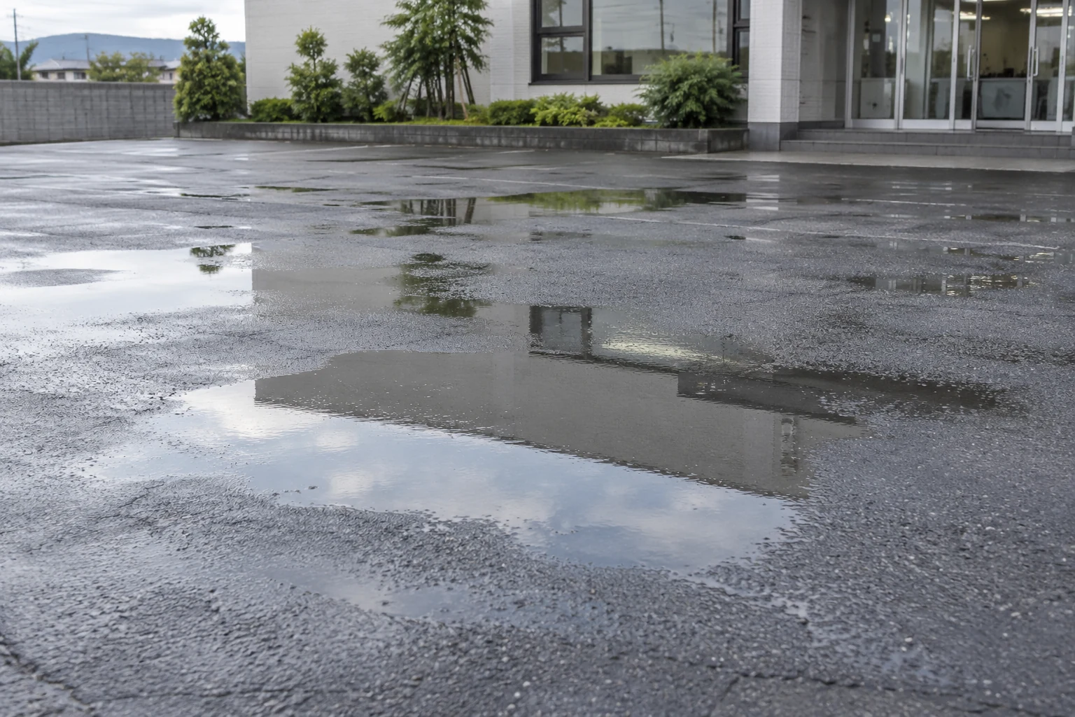 改修前のイメージ:雨のたびに、水たまりができる